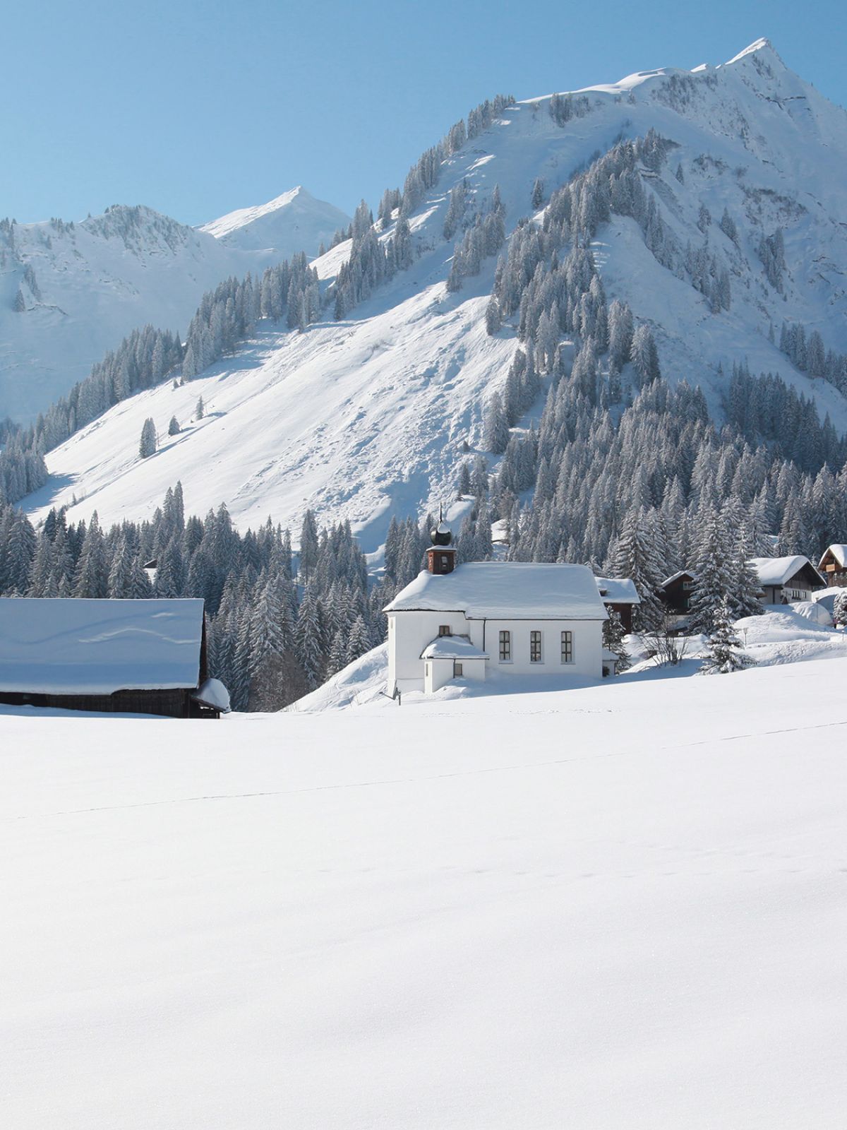 Verschneites Bergdorf Baad im Kleinwalsertal