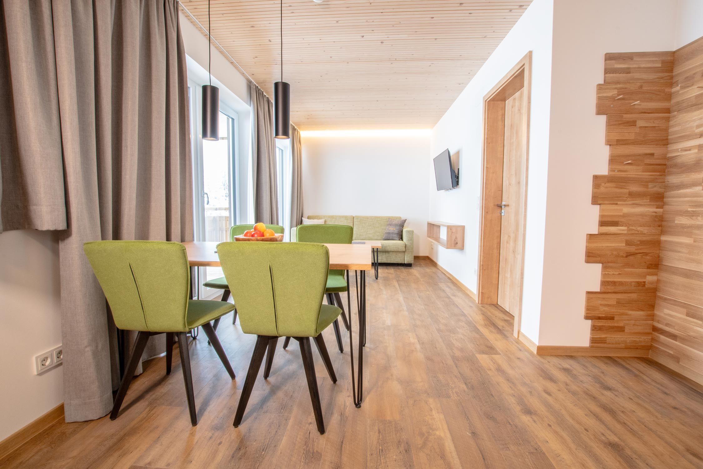 Wohnraum mit Küchenzeile - konzentriert auf das Wesentliche